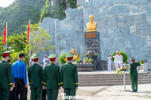 Trước đó, Ban Thường vụ Tỉnh Đoàn Quảng Ninh tổ chức Lễ dâng hương tại Đài tưởng niệm các Anh hùng liệt sĩ và tượng đài Anh hùng Lực lượng vũ trang nhân dân, liệt sĩ Vũ Văn Hiếu tại phường Hồng Gai.