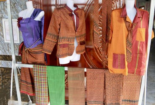 Sản phẩm thổ cẩm Khmer với hoa văn đặc trưng.
