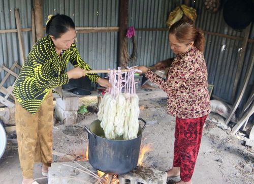 Một sản phẩm phải trải qua 17 công đoạn. Tơ sau khi lựa chọn sẽ được luộc, nhuộm, phơi, quay sợi rồi mới đưa lên khung dệt.