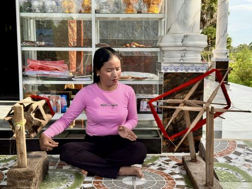 Chị Neáng Chanh Da Ty nối nghề dệt thổ cẩm gia đình, đồng thời ứng dụng mạng xã hội để quảng bá sản phẩm.