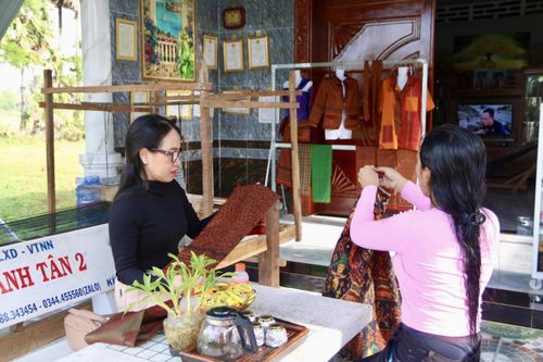 Để hoàn thành một sản phẩm, người thợ phải thực hiện nhiều công đoạn như mắc sợi, lên khung, dệt hoa văn. Mỗi chi tiết đều được thực hiện thủ công, đòi hỏi sự tỉ mỉ và kiên nhẫn.