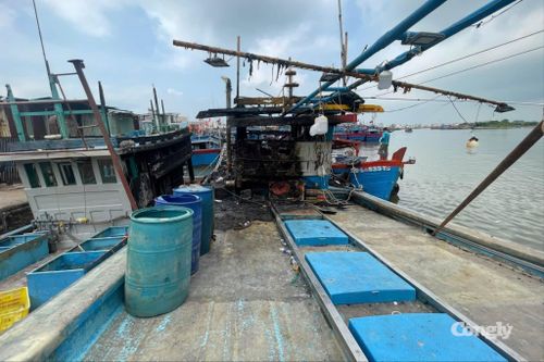 Hiện trường một vụ cháy tàu cá.