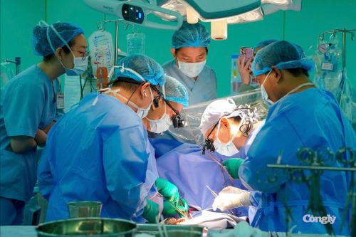 GS TS BS Nguyễn Hoàng Định - Phó Giám đốc Bệnh viện Đại học Y dược TP.HCM cùng các thành viên trong ê-kíp phẫu thuật tập trung cao độ, phối hợp nhịp nhàng và đảm bảo an toàn cho NB trong quá trình phẫu thuật.