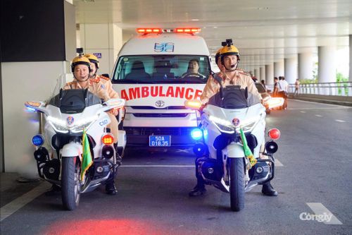 Lực lượng Cảnh sát giao thông hỗ trợ dẫn đường cho xe cứu thương.