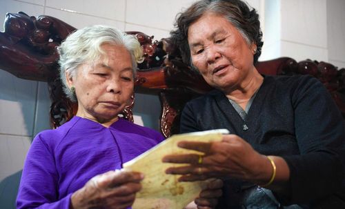 Bà Nguyễn Thị Lệ (áo tím) nay tóc đã bạc màu, vẫn giữ trọn lời hứa thủy chung với liệt sĩ Huỳnh Văn Quên dù chưa một lần được làm vợ. Ảnh: Nguyễn Huế