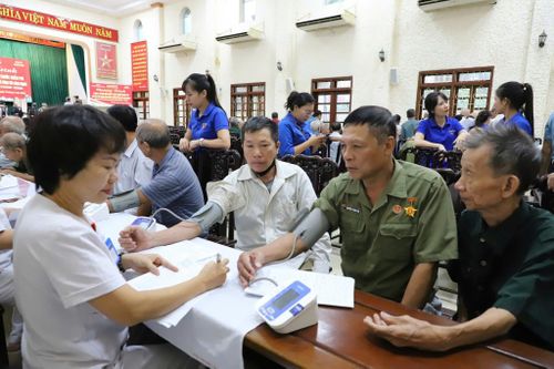Bệnh viện Phạm Ngọc Thạch khám bệnh, tư vấn sức khỏe và cấp thuốc miễn phí cho hơn 100 thương binh, bệnh binh, thân nhân gia đình liệt sĩ và gia đình có công với cách mạng trên địa bàn.