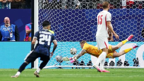 Pha ghi bàn gỡ hòa 1-1 của Enzo Fernandez. Ảnh: Reuters