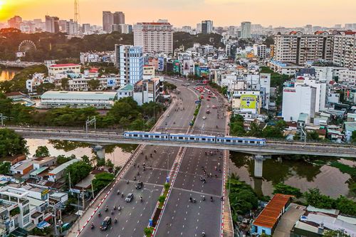 Những tuyến metro, đường sắt tốc độ cao hay nhà máy điện hạt nhân được xây dựng trước hết bằng những dòng vốn đủ dài để đồng hành với vòng đời của các công trình. Ảnh: Nguyễn Huế