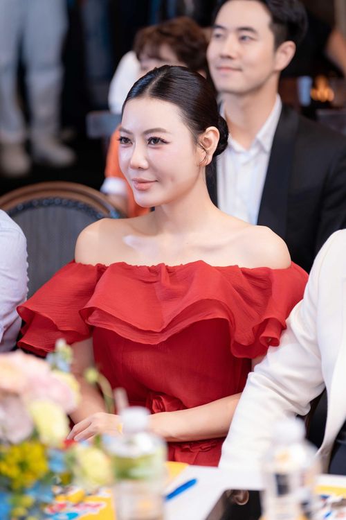 Thanh Hương gây chú ý với vẻ ngoài mảnh dẻ sau thời gian giảm cân. 