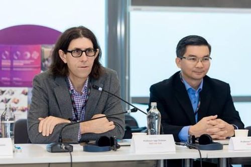 GS. Jago Dodson (trái) và GS. Nguyễn Quang Trung (phải) trình bày tại tọa đàm. Ảnh: RMIT