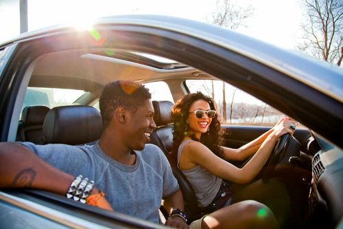 Phong cách lái xe ảnh hưởng đáng kể đến sức hút giới tính của một người trưởng thành. Ảnh: The Sun
