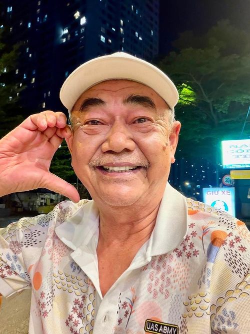 NSND Việt Anh gửi lời chúc một ngày mới an lành, vui vẻ đến người hâm mộ.