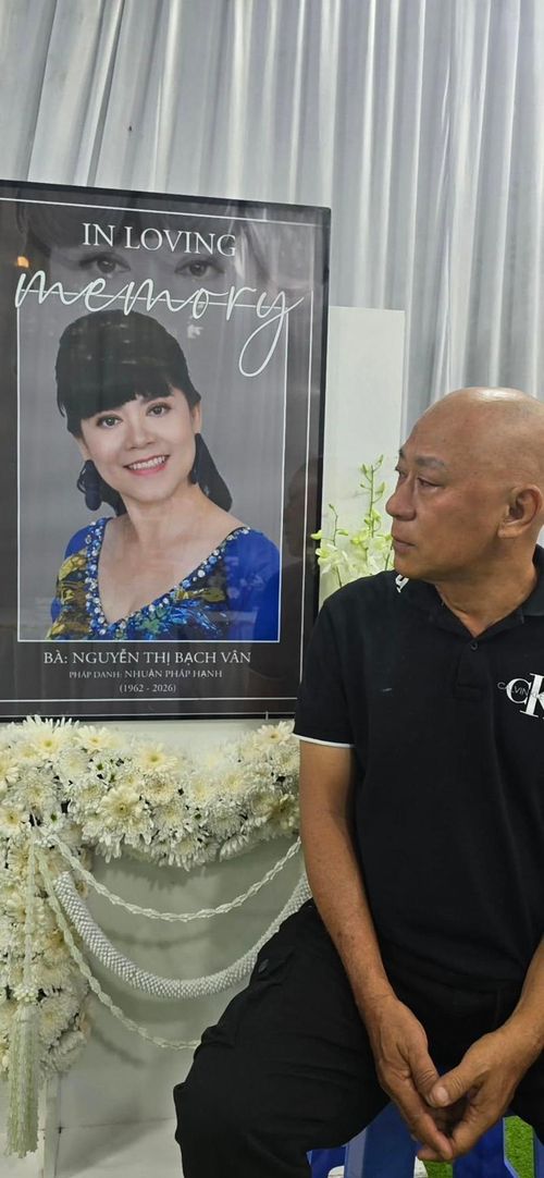 NSND Tạ Minh Tâm đăng ảnh bên di ảnh người vợ vừa qua đời, khiến đồng nghiệp và khán giả xót xa.
