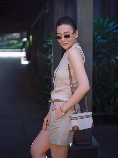 Diễn viên Phương Oanh diện trang phục tông màu trung tính, phối cùng phụ kiện từ các thương hiệu cao cấp.