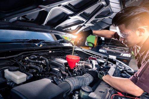 Công nghệ dầu nhớt giúp ô tô hiện đại có thể kéo dài thời gian thay dầu. Ảnh: WeeksinBenton