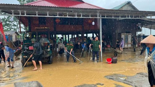 Sau khi tạnh mưa, các lực lượng xã Minh Lương hỗ trợ người dân dọn dẹp. Ảnh: Hoàng Đức