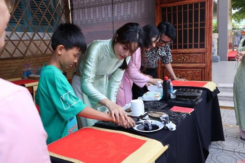Các bạn nhỏ được tham gia nhiều hoạt động bên lề, góp phần lan tỏa tinh thần hiếu học, tôn sư trọng đạo.