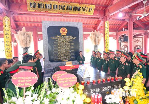 Đoàn công tác Trung ương Hội Cựu chiến binh Việt Nam dâng hoa, dâng hương tưởng niệm các Anh hùng liệt sĩ tại Khu Di tích Lịch sử Quốc gia Truông Bồn. Ảnh: Thành Cường