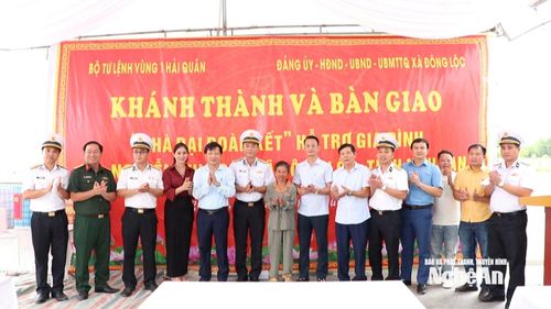 Lễ bàn giao nhà Đại đoàn kết cho gia đình bà Nguyễn Thị Hoài ở xã Đông Lộc có sự chứng kiến của lãnh đạo cấp ủy, chính quyền xã Đông Lộc. Ảnh: Thanh Nga