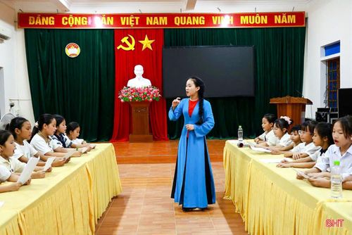 Lớp học dân ca ví, giặm do thành viên Câu lạc bộ Dân ca Ví, Giặm trẻ Hà Tĩnh hướng dẫn thu hút nhiều học sinh tham gia trong dịp hè.