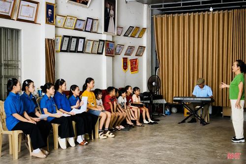 Mỗi lớp học mùa hè miễn phí là một nhịp cầu để hai nghệ nhân trao truyền tình yêu dân ca ví, giặm đến với các em nhỏ.