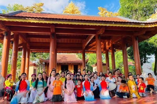 Niềm vui của các thế hệ khi cùng chung niềm yêu thích dân ca.
