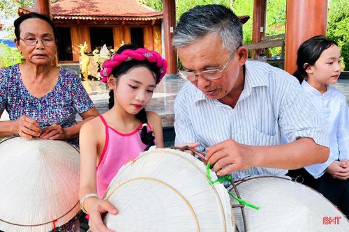 Những làn điệu dân ca hòa cùng trải nghiệm tìm hiểu nghề làm nón lá truyền thống, mang đến cho các em một buổi học giàu cảm xúc.