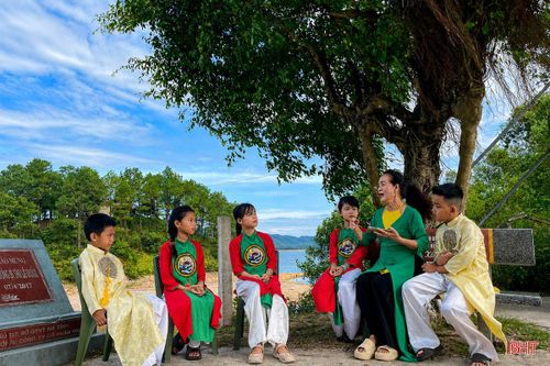 Nghệ nhân Nhân dân Vũ Thị Thanh Minh tập hát cho các học viên nhí.