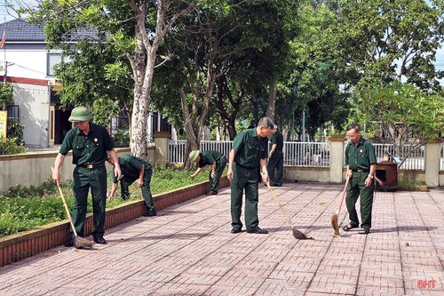 Một buổi lao động quét dọn khuôn viên nghĩa trang liệt sĩ của các cựu chiến binh chi Hội CCB thôn Kỳ Giang.