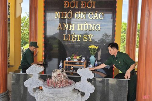 Việc chăm sóc, thắp hương tại các nhà bia không chỉ là trách nhiệm mà còn là tình cảm, là lời hứa với đồng đội năm xưa.