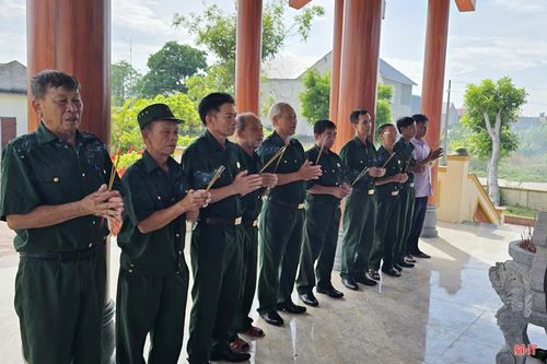 Mỗi lần thắp nén hương, các CCB như được gặp lại những người đồng chí, đồng đội của mình.