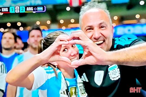 Màn ăn mừng của cổ động viên Argentina sau tiếng còi mãn cuộc.