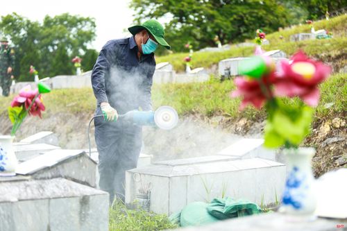 Đại úy Nguyễn Thành Trung thận trọng tách từng lớp bê tông, tiến hành khai quật phần mộ.
