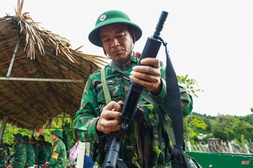 Các chiến sĩ bước vào đợt kiểm tra với tinh thần tập trung, nghiêm túc cao độ.