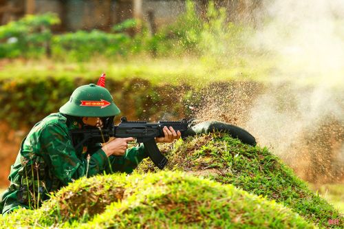 Từng phát đạn được thực hiện với sự tập trung cao độ, thể hiện kết quả của quá trình huấn luyện thường xuyên.