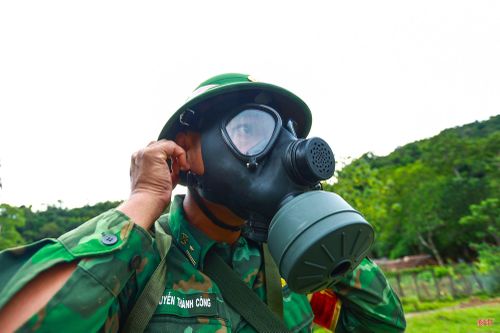 Những thao tác đeo mặt nạ phòng độc được thực hiện thuần thục, nhanh gọn. Đây là một trong những yêu cầu bắt buộc nhằm bảo đảm an toàn và rèn luyện khả năng sẵn sàng xử lý các tình huống trong điều kiện tác chiến.