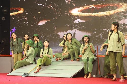Tác phẩm tái hiện chân thực hình ảnh những nữ TNXP tuổi mười tám, đôi mươi, mang trong mình những ước mơ rất đỗi bình dị về gia đình, tình yêu, hạnh phúc và tương lai. Thế nhưng, trước tiếng gọi của Tổ quốc, họ sẵn sàng gác lại tuổi xuân, dấn thân vào chiến trường ác liệt, quyết tâm giữ vững tuyến đường huyết mạch, bảo đảm chi viện cho tiền tuyến miền Nam.