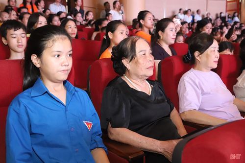  Thông qua ngôn ngữ sân khấu giàu cảm xúc, sự kết hợp âm nhạc, dân ca ví, giặm và tư liệu lịch sử, vở kịch hát đã chạm đến trái tim người xem. 