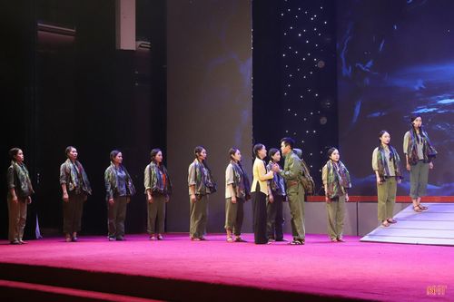 Xen giữa khói lửa chiến tranh là tình đồng đội thiêng liêng, tình quân dân gắn bó, tình yêu trong sáng và niềm tin son sắt vào ngày đất nước thống nhất. Đó là nguồn sức mạnh giúp những nữ thanh niên xung phong vượt lên mọi gian khổ, mất mát, hoàn thành nhiệm vụ.