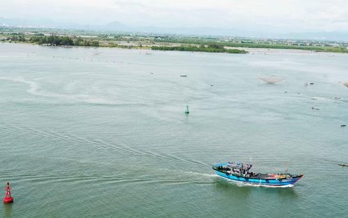 Nhịp sống bình yên nơi cửa biển Thuận An, phía phá Tam Giang, thành phố Huế. (Ảnh: Nguyên Lý/TTXVN)