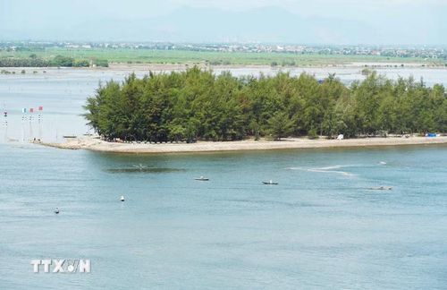 Nhịp sống bình yên ở cửa biển Thuận An, phía phá Tam Giang, thành phố Huế. (Ảnh: Nguyên Lý/TTXVN)