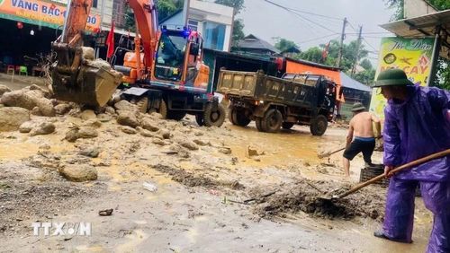 Chính quyền và người dân khẩn trương khắc phục hậu quả thiên tai. (Ảnh: TTXVN phát)