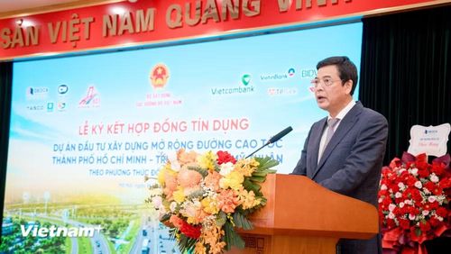 Thứ trưởng Bộ Xây dựng Bùi Xuân Dũng ghi nhận và đánh giá cao 6 ngân hàng thương mại lớn cùng tham gia tài trợ vốn cho dự án. (Ảnh: Việt Hùng/Vietnam+)