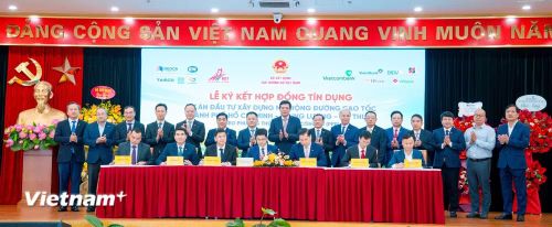 Lễ ký kết hợp đồng tín dụng hợp vốn với tổng hạn mức 27.094 tỷ đồng để tài trợ Dự án mở rộng cao tốc Thành phố Hồ Chí Minh-Trung Lương-Mỹ Thuận. (Ảnh: Việt Hùng/Vietnam+)