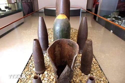 Nhiều hiện vật, tư liệu và chứng tích chiến tranh được trưng bày tại Khu di tích lịch sử Bến phà II Long Đại, góp phần tái hiện một thời "tọa độ lửa" trên tuyến vận tải chiến lược Trường Sơn. (Ảnh: Nguyên Linh/TTXVN)