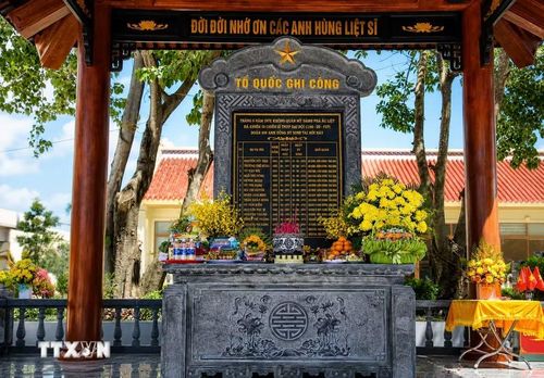 Bia tưởng niệm 16 thanh niên xung phong Đại đội C130 đã anh dũng hy sinh tại Khu di tích lịch sử Bến phà II Long Đại. (Ảnh: Nguyên Linh/TTXVN)