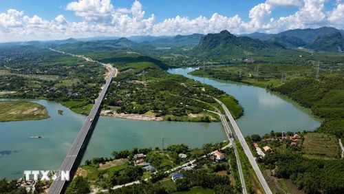 Bến phà Long Đại 1 và Long Đại 2 năm xưa nay được thay thế bằng các công trình cầu trên Quốc lộ 15, tuyến đường sắt Bắc-Nam và đường bộ cao tốc Bắc-Nam, bảo đảm giao thông thông suốt trên tuyến huyết mạch. (Ảnh: Nguyên Linh/TTXVN)