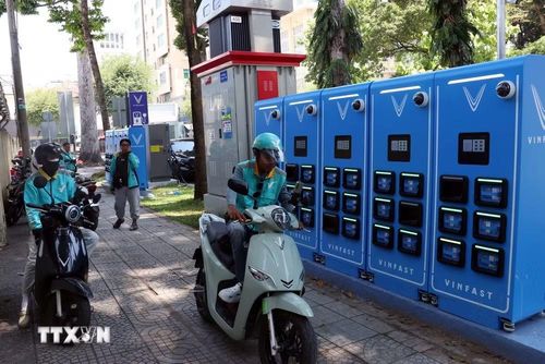 Các trạm đổi pin cho xe máy điện trên vỉa hè tại khu vực trung tâm TP Hồ Chí Minh. (Ảnh: Tiến Lực/TTXVN)