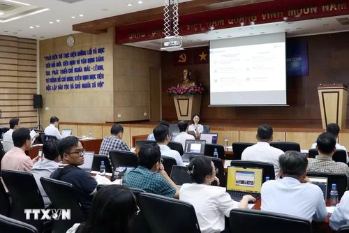 Đại diện Tập đoàn VNPT trao đổi về phầm mềm quản lý sử dụng tạm thời lòng đường, hè phố trên địa bàn TP Hồ Chí Minh. (Ảnh: Tiến Lực/TTXVN)