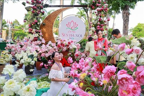 Người dân tham quan không gian tại Lễ hội sen Hà Nội 2026. Ảnh: Khánh Hòa/TTXVN